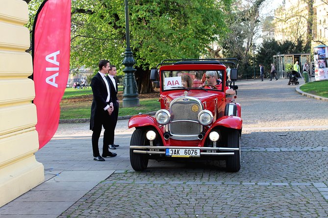 1,5 hour oldtimer convertible Prague sightseeing tour - Who should book this oldtimer tour (and who might prefer something else)