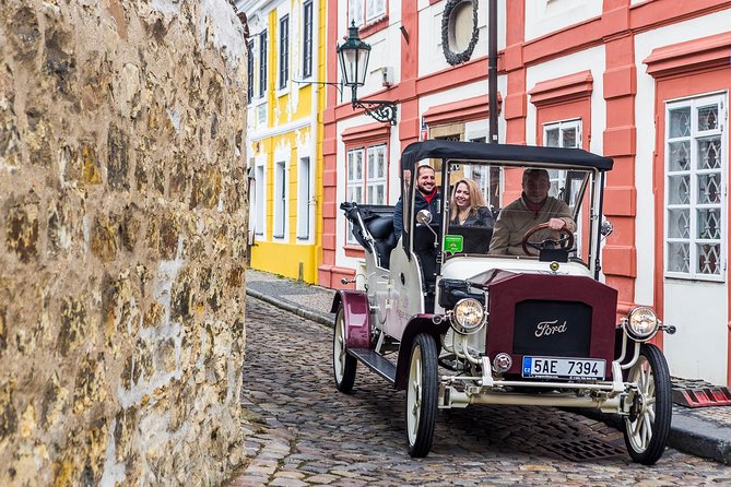 1,5 hour oldtimer convertible Prague sightseeing tour - The ride plan: from Prague Castle to Old Town Square and back through key neighborhoods