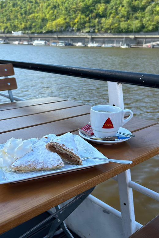 1 hour boat cruise with fragrant coffee and homemade strudel - Vegetarian option: what it solves (and what it doesn’t)