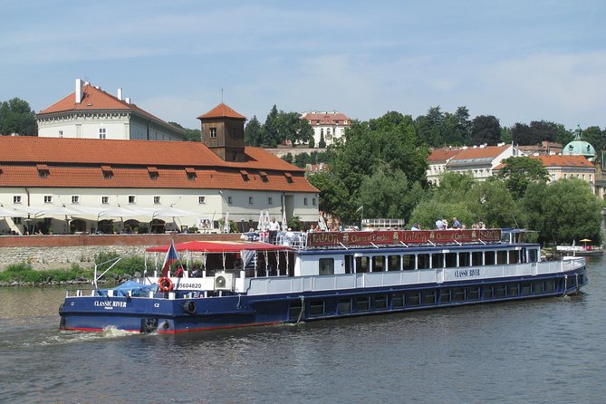 1 hour Prague Panoramic Vltava River sightseeing Cruise - Timing, Crowds, and Getting a Good Seat for Photos