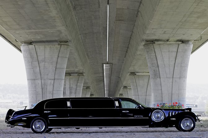 1 hour ride in vintage limousine - Entering the vintage limousine: what makes it feel special
