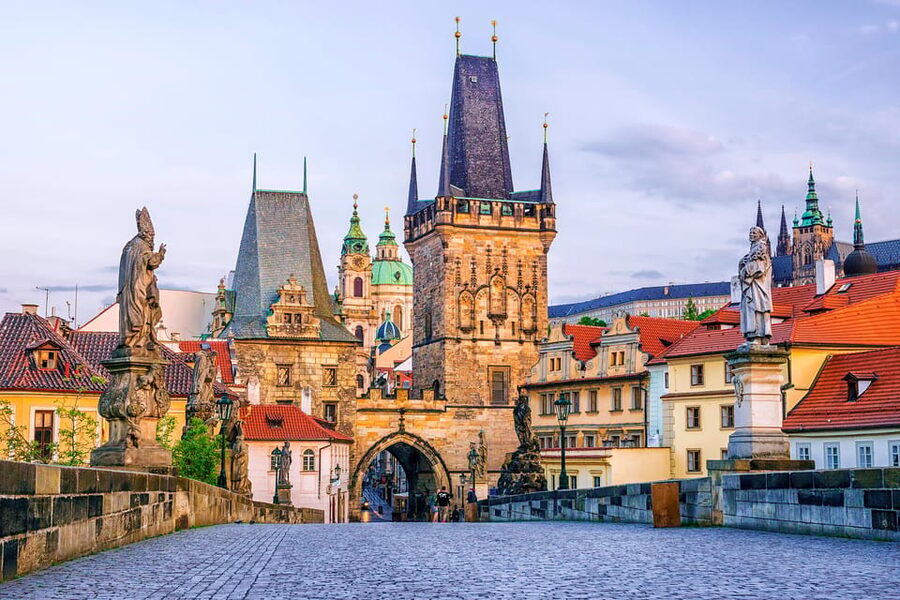 1000 years of history! Evening walking foodie tour - Starting at Pražský hrad: why the meeting point matters