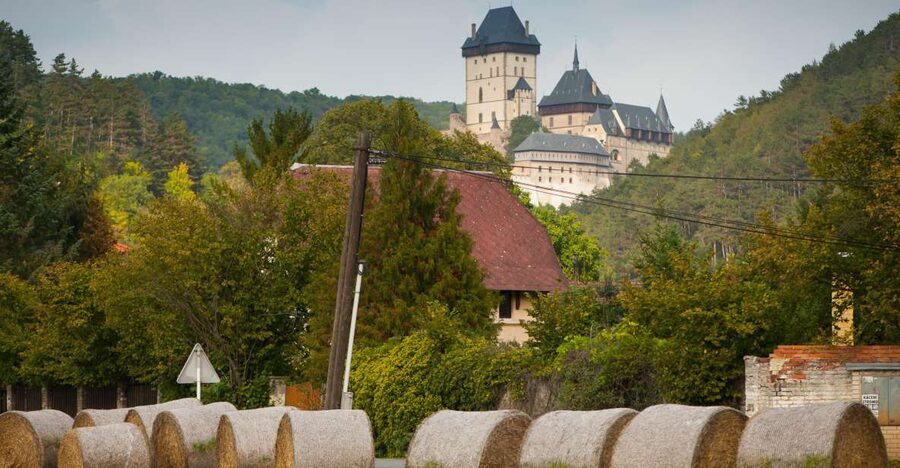 Coutryside e-bike tour to Karlstejn Castle - Vyšehrad stop: a viewpoint break that adds depth to your day