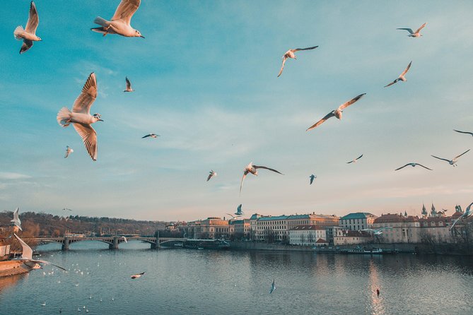 Discover Prague’s most Photogenic Spots with a Local - Stop 1: Dancing House—modern Prague for twisty-architecture photos