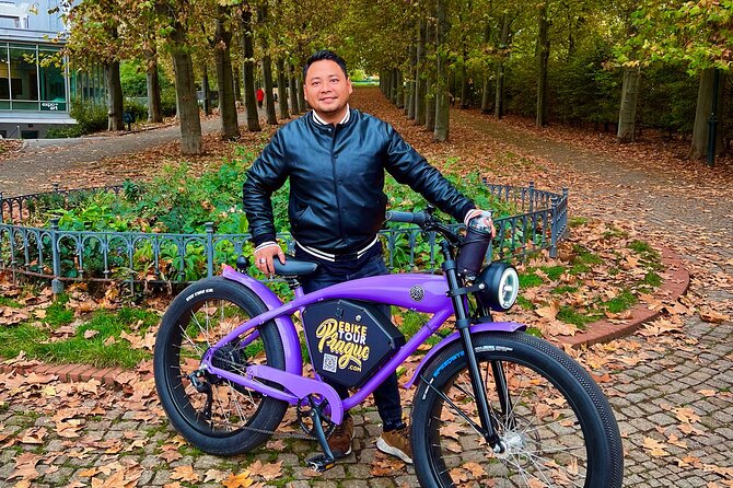 E-BIKE TOUR: 10 Must-See Landmarks & Viewpoints in Prague 1-8per. - Old Town Square, the Jewish Quarter, and the Astronomical Clock loop
