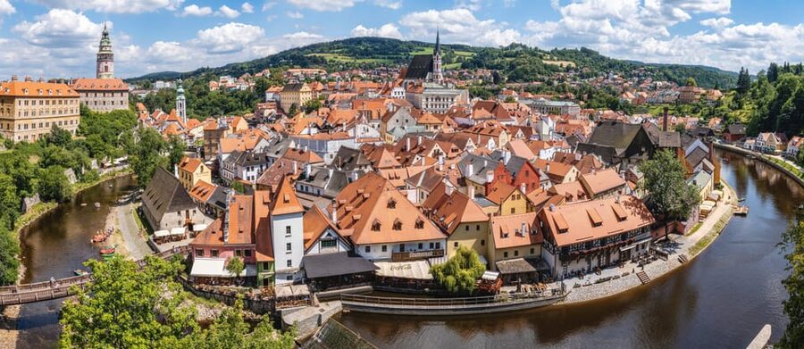 From Prague: Český Krumlov Full-Day Tour with Pickup - Lunch options: choose your own flow near the river
