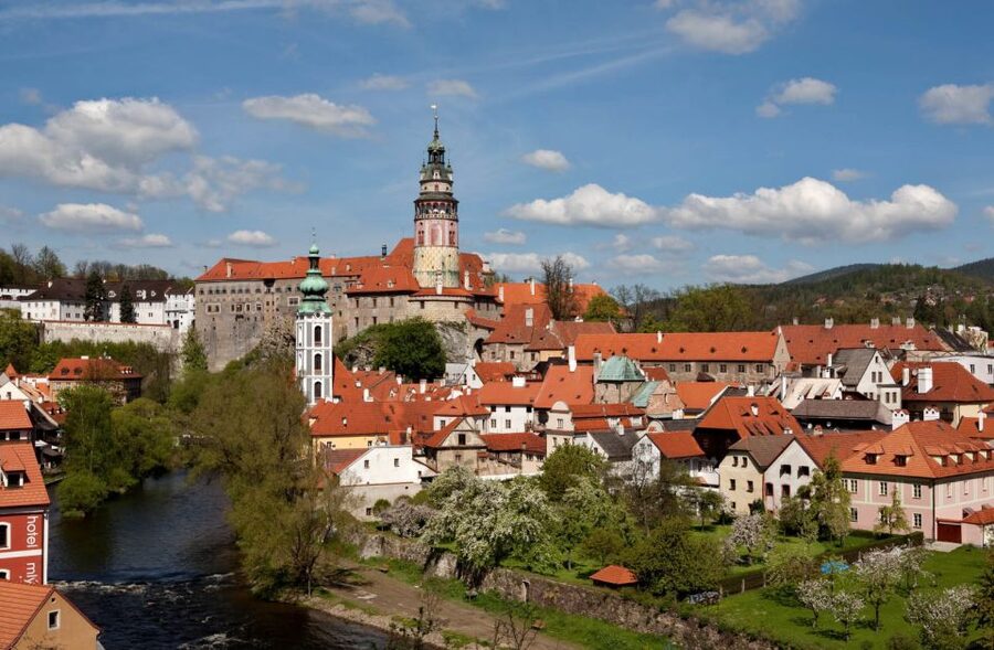 From Prague: Full-Day Český Krumlov Tour with Lunch - Prague to Český Krumlov by A/C coach: comfort vs time