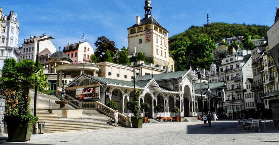 From Prague: Karlovy Vary Full-Day Tour - The 100 km ride West: how the day flows from Prague