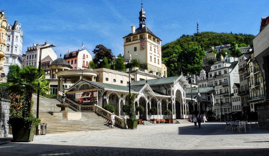 From Prague: Karlovy Vary Full-Day Tour - Lunch + time to shop: using the free window smartly