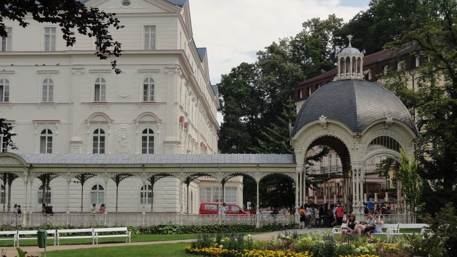 From Prague: Private Karlovy Vary & Crystal Factory Tour - Lunch and the in-between moments: plan to eat like a local