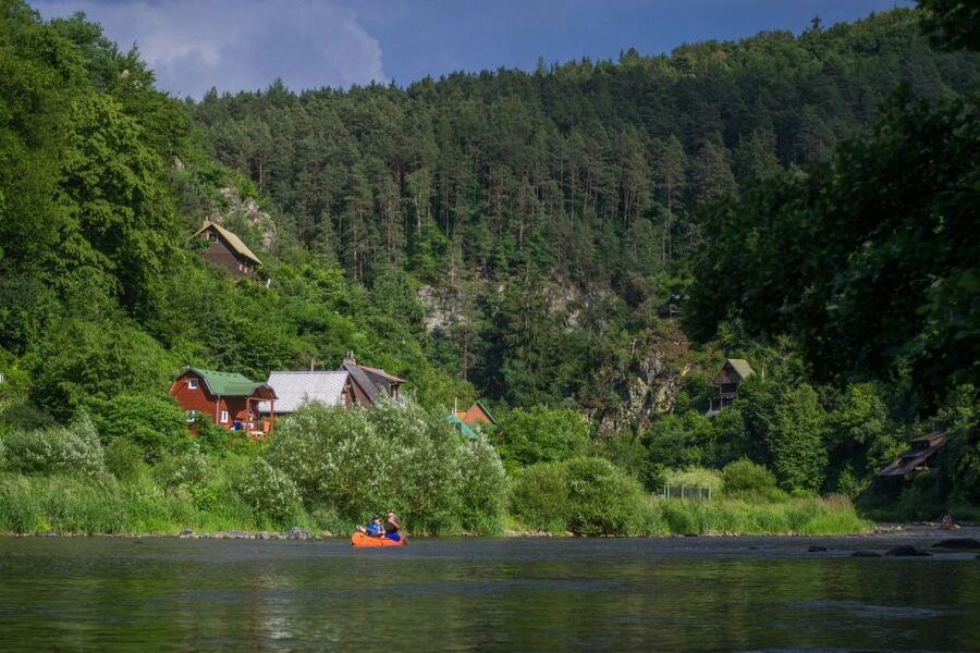 From Prague: Sazava River Canoe Day Trip for All Levels - What you’ll carry, what you’ll wear, and how wet to expect