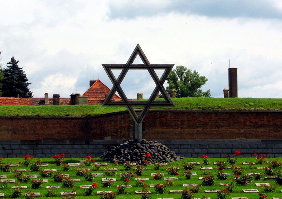 From Prague: Terezin Concentration Camp & Memorial Tour - A short breath of free time in Terezín