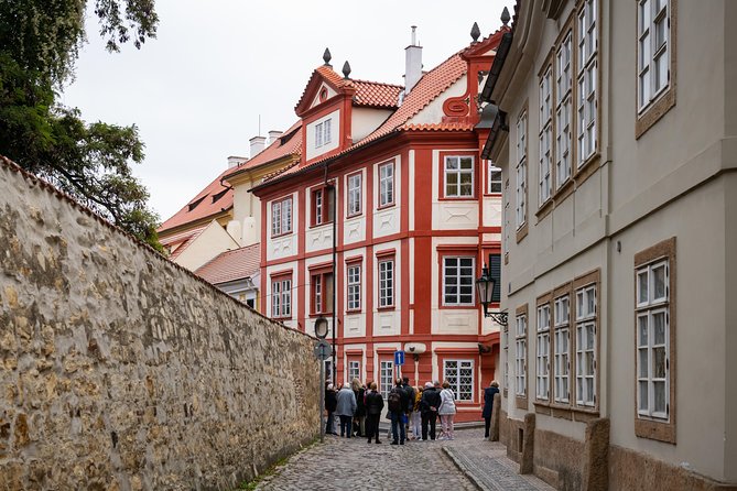 Full-Day Prague Tour with Prague Castle, Lunch and Vltava Cruise - Lesser Town and Charles Bridge: crossing the postcard line