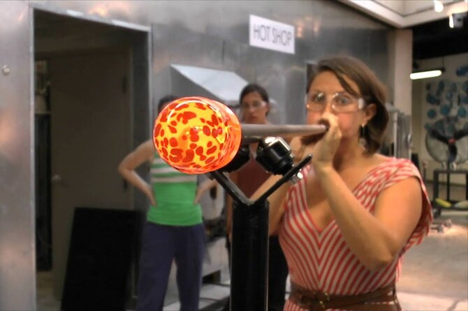 Glass blowing in Prague - From the first breath of heat: how the glassblowing session feels