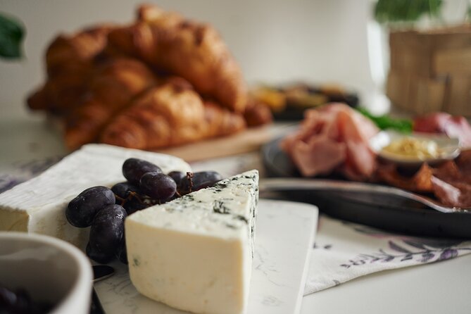 Gourmet Brunch with Chef: Unlimited Drinks & Stunning River Views - Hospitality in a private home: conversation is part of the meal