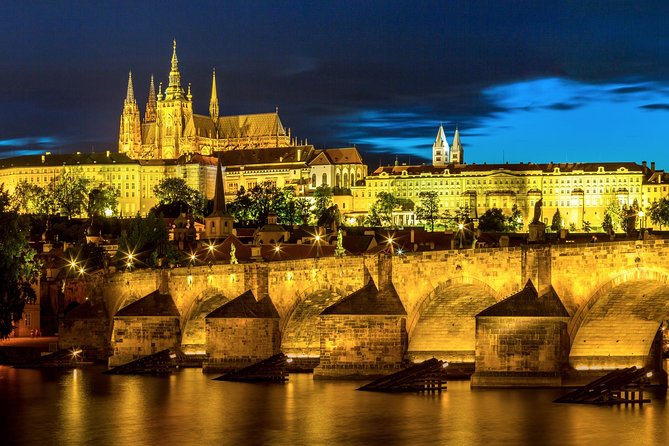 Grand Tour of Prague "among history, legends and curiosities" (NO ENGLISH) - Charles Bridge and Republic Square: Prague’s best face, then the darker spine
