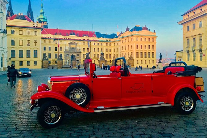 Kutná Hora Medieval Town in Vintage Cabrio car - Jesuit College Park: a quiet pause with free entry