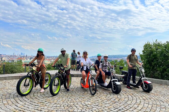Live-Guided e-Scooter Tour of the Old Town of Prague, 60 min - Lennonova zed: a fast signature wall moment