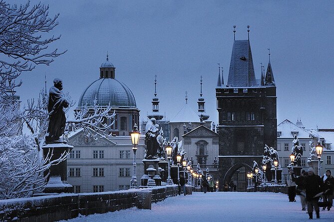 Pedestrian tour of Prague in Spanish - Karlova Street, the Charles Bridge photo op, and the shift into Jewish Quarter