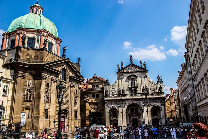 Pedestrian tour of Prague in Spanish - Meeting at Wenceslas Square and setting the tone with the Municipal House