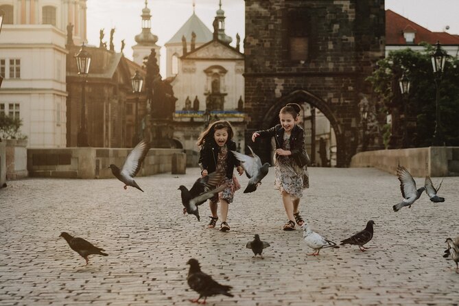 Photographer in Prague, private photoshoot - Charles Bridge: iconic views, paced for real photos
