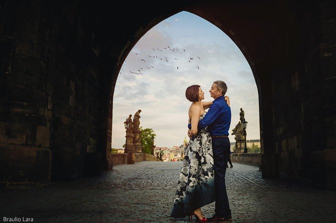 photoshoot in prague - Stop 1: Staroměstské náměstí photos that start your story