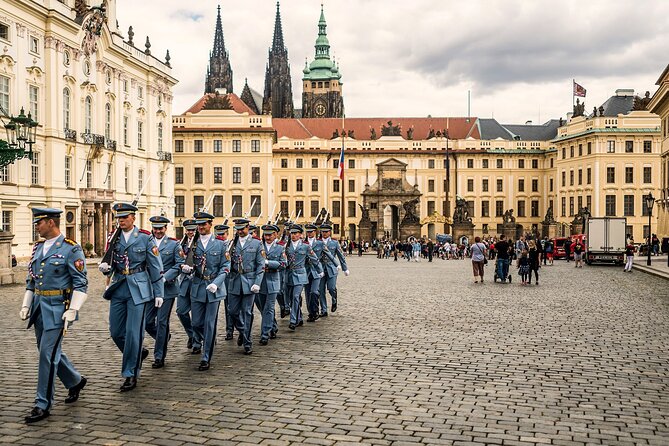Prague: 1-Hour Castle Tour With Fast-GET Admission Ticket - How the 1-hour guided walk sets you up for a smooth Prague Castle visit