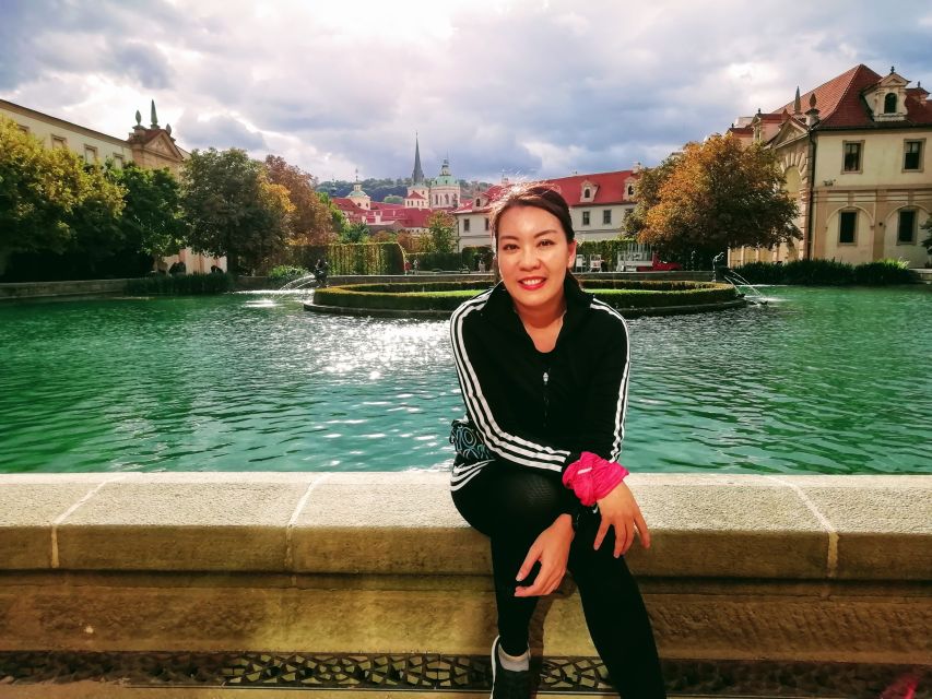 Prague 1-Hour Sight Running Tour - St. Vitus Cathedral: a key stop in the Prague Castle orbit