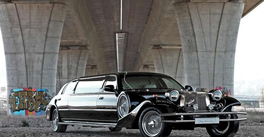 Prague: 1-Hour Vintage Limousine Rental - Inside the Limousine: Music, LCD TVs, Iceboxes, and Lighting