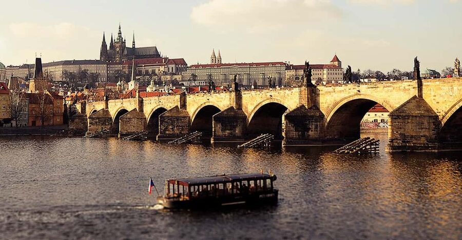 Prague: 2 hours city tour + 1 hour boat cruise - Getting Your Bearings on a 3-Hour Prague City + Boat Combo
