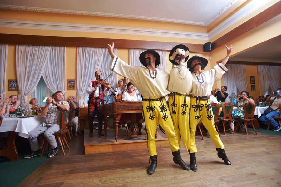 Prague: 3 Course dinner with Drinks, Folk Show & Transfers - Key Points at a Glance