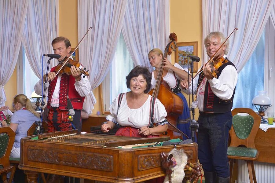 Prague: 3 Course dinner with Drinks, Folk Show & Transfers - How the Night Starts: The 6:45 PM Pickup and Welcome Drink