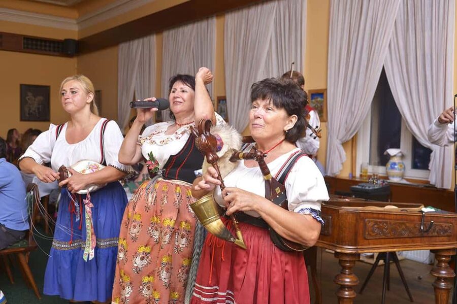 Prague: 3 Course dinner with Drinks, Folk Show & Transfers - Small Details That Improve the Night