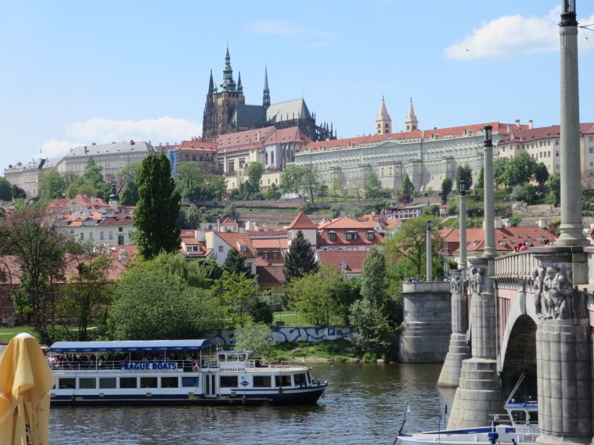 Prague: 3-hour Evening River Cruise with Dinner - Music onboard: nice atmosphere, but sound level can be loud