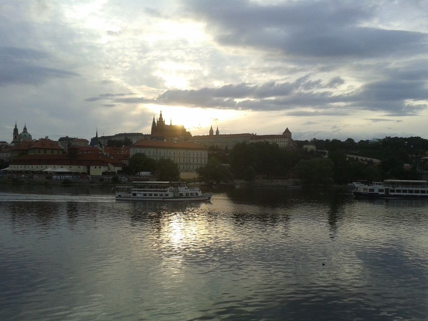 Prague: 3-hour Evening River Cruise with Dinner - Getting to the boat: Republic Square check-in basics