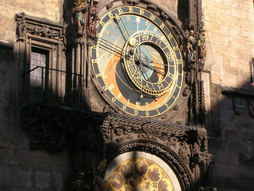 Prague: 3-Hour Old Town and Prague Castle Tour in German - Prague Castle courtyards, Golden Lane, and St. Vitus from outside