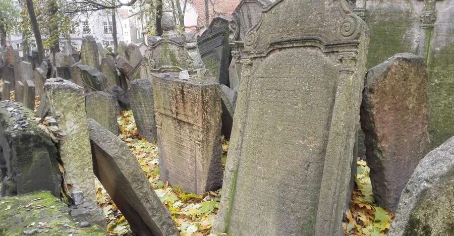Prague: 3-Hour Private Jewish Quarter Tour - Old Jewish Cemetery: A Serious Start That Sets the Mood