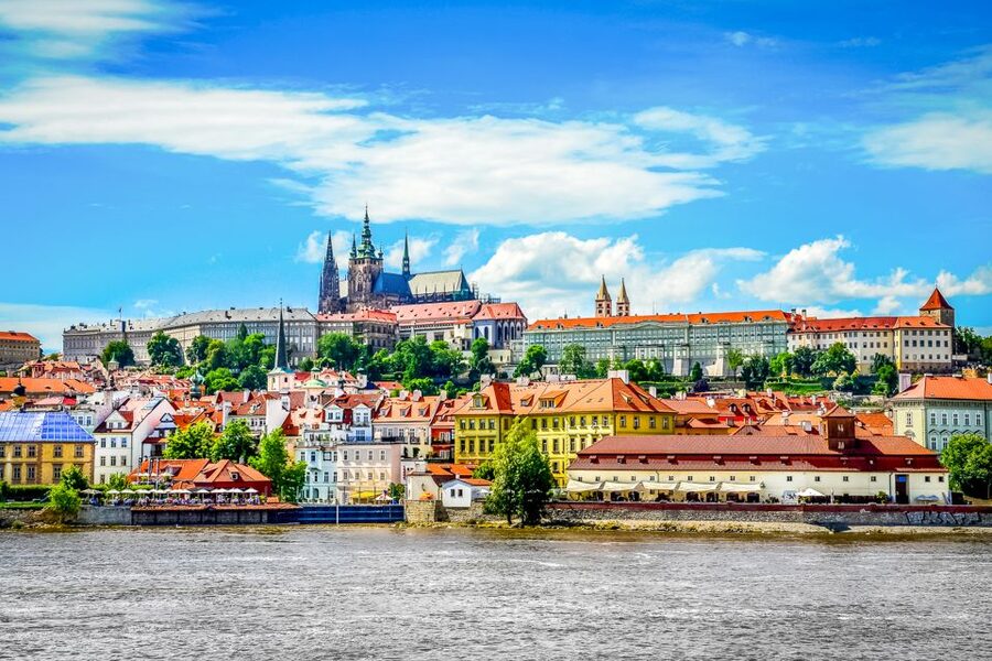Prague: 45-Minute Sightseeing Cruise to Devil's Channel - Guide style in Czech or English: what you’ll get from the live commentary