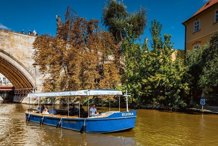 Prague: 45-Minute Sightseeing Cruise to Devil's Channel - What to bring (and what to avoid) so the cruise stays easy