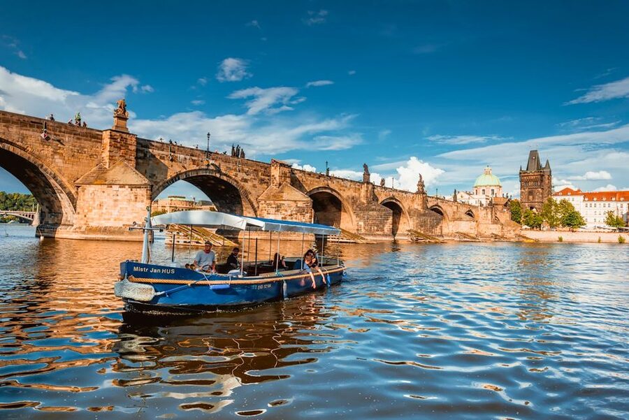 Prague: 45-Minute Sightseeing Cruise to Devil's Channel - When to go for photos, shade, and calmer water