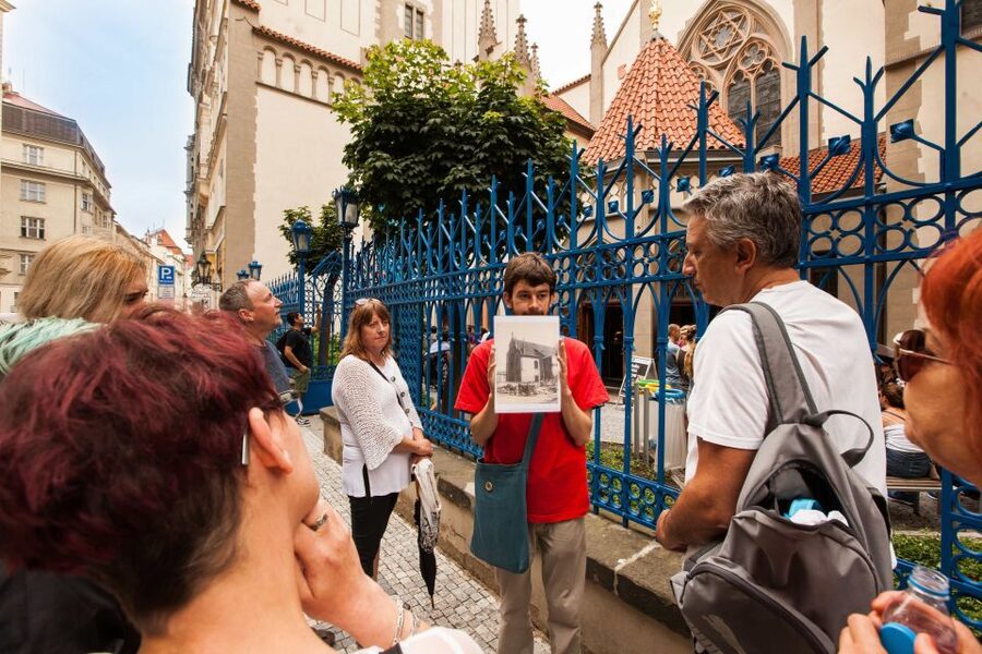 Prague: 6-Hour City Tour including Cruise and Lunch - Prague Castle by tram: St Vitus Cathedral and the scale of the complex