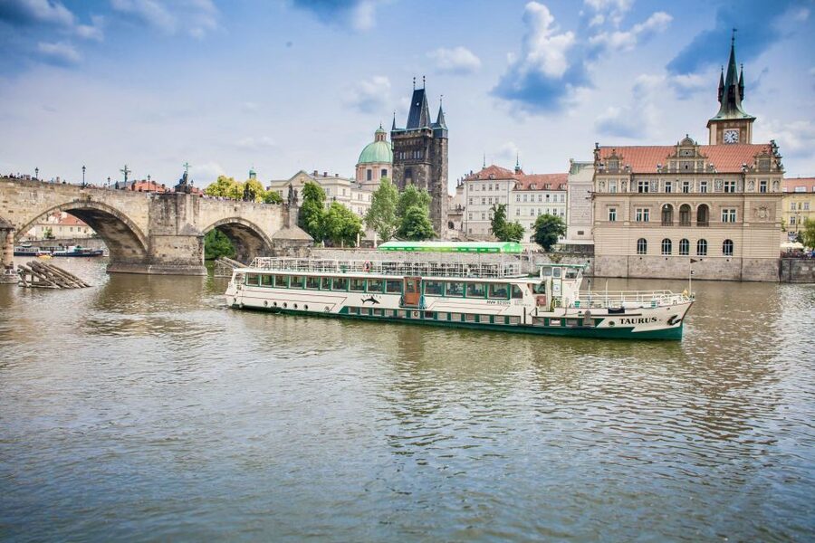 Prague: Afternoon Beer Cruise with Drinks Included - Onboard Vibe: Music, Wi‑Fi, and Brief Sightseeing Commentary