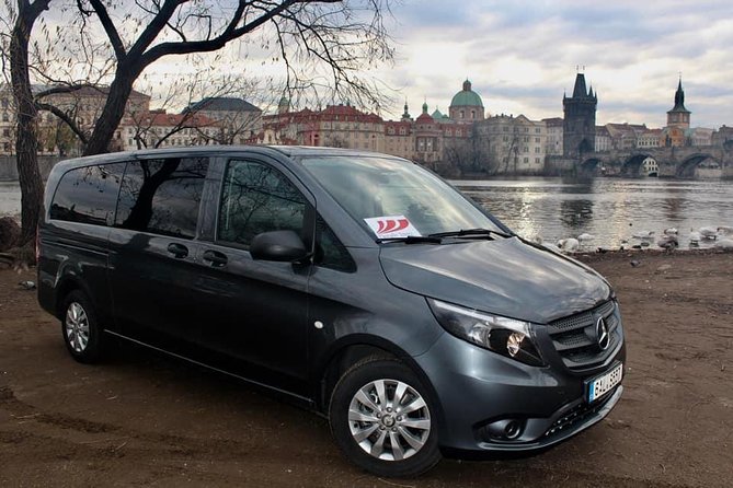 PRAGUE AIRPORT - CITY TRANSFERS in Spanish - Lo esencial del traslado aeropuerto-hotel en Praga (lo que vas a notar de verdad)