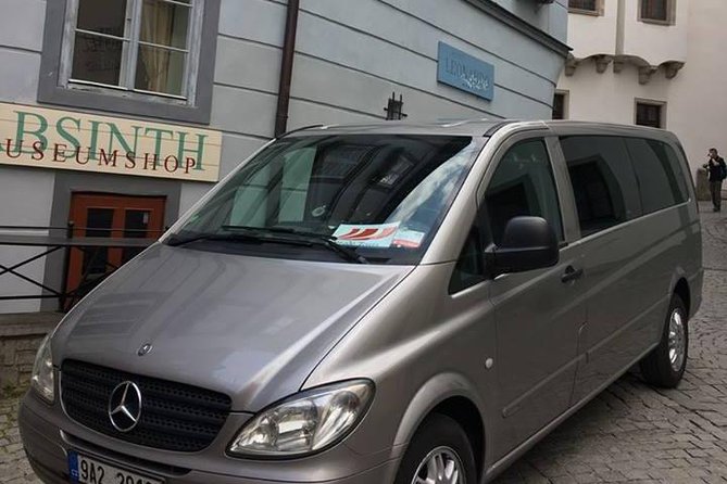 PRAGUE AIRPORT - CITY TRANSFERS in Spanish - Vehículos con aire y capacidad por grupo: elige bien y viaja cómodo