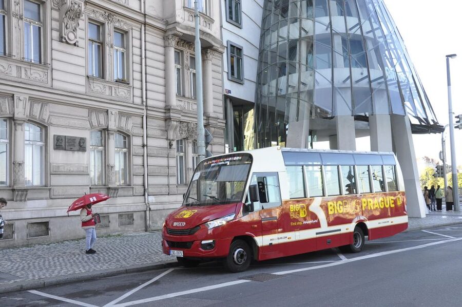 Prague: Big Bus Hop-on Hop-off, Castle Tour and River Cruise - What the staff and guides add (and when they show up)