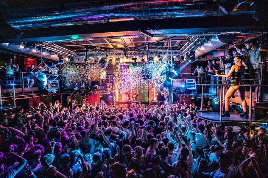 Prague: Boat Party with Unlimited Drinks & After Party Entry - Small issues to expect: guides, crowd energy, and timing