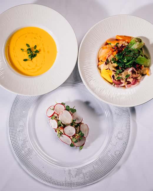 Prague:Breathtaking Cabaret Show with 4-Course Dinner Option - Service, Drinks, and the Pace of the Night