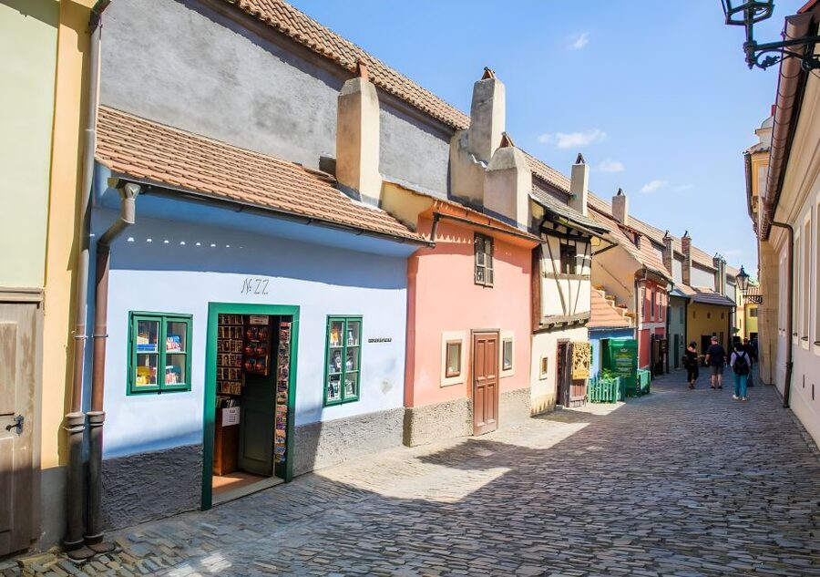 Prague Castle: Royal Palace, Cathedral, and Golden Lane Tour - The 150-minute flow: St. Vitus Cathedral, Royal Palace, St. George’s Basilica