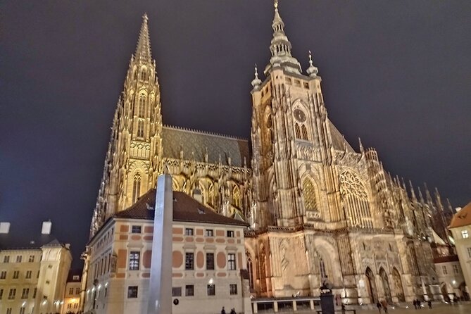 Prague Castle Tour - Palaces and a square with ceremony energy