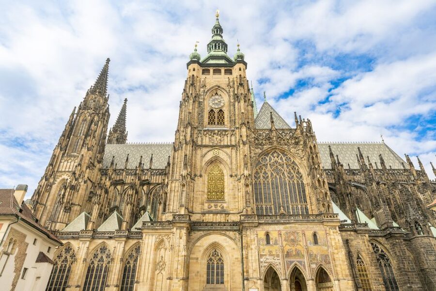 Prague: Castle Tour with Local Guide and Entry Ticket - Small-Group vs Private Guide: Ross, Hannah, and the Human Touch